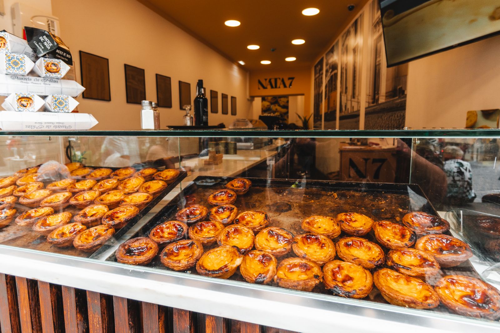 Pastéis de nata expostos numa loja NATA7